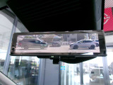 スマートルームミラー付きです☆後方カメラの映像がルームミラーに映るので、たくさんの人や荷物をのせていても邪魔せず見られるのです♪