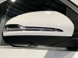 ウィンカー内蔵ドアミラーを開発したのは『メルセデス・ベンツ』です。他車からの視認性が高まり、事故の可能性を低減させています。更に、点灯部分はドライバーの視界に入らないように設計されています。