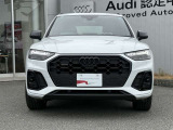 シングルフレームグリルはAudiの象徴的なデザイン要素であり、一目でAudiとわかるスタイル、大きくて迫力のある形状が車のスポーティな印象を強調しており、魅力的なデザインとなっています。