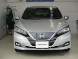 日産らしさを引き立てるフロントマスクの大きなVモーショングリル。NISSANロゴの上部に通常と急速、どちらも備えた充電口があります。