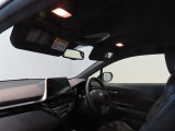 運転席・助手席のバニティーミラー付きサンバイザーには、照明も付いているので夜間も便利です!