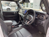 シートヒーターも装備された高級感のあるレザーシートです!JEEPのロゴがオシャレ!