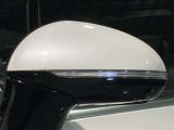 ウィンカー内蔵ドアミラーを開発したのは『メルセデス・ベンツ』です。他車からの視認性が高まり、事故の可能性を低減させています。更に、点灯部分はドライバーの視界に入らないように設計されています。