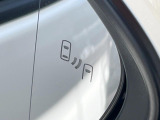 【ブラインドスポットモニター】走行中、ドアミラーの死角になりやすい箇所に後続車が接近するとサイドミラーのレンズに警告を表示!ドライバーに注意喚起をしてくれます。