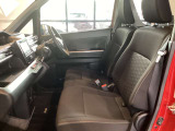 運転席は運転に集中できるようなデザイン、助手席は開放感があり、ゆっくり座れる造りになっています。