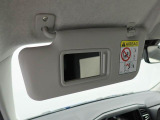 運転席、助手席のサンバイザーの裏にはバニティミラーが装備、身だしなみに役立ちます。