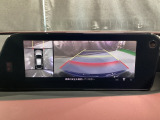 狭い場所での駐車やすれ違いなどでより的確な運転操作に役立つ360&deg;ビューモニターが装備されています。