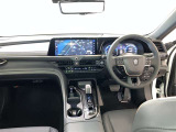 運転席周りのレイアウトをご覧ください。ナビゲーションが綺麗に装着されすっきり収まってますね!