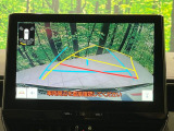 【バックカメラ】駐車時に後方がリアルタイム映像で確認できます。大型商業施設や立体駐車場での駐車時や、夜間のバック時に大活躍!運転スキルに関わらず、今や必須となった装備のひとつです!