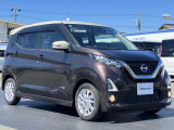 フロントカメラが車両や歩行者を検知し、回避操作を促し減速できない場合は緊急ブレーキが作動するエマージェンシーブレーキ