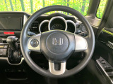 インテリアに合わせたデザインのステアリングは、運転される方のことも考え、運転しやすい形状、大きさです。是非一度、実際に触ってお確かめください。