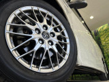 【純正16インチアルミホイール】外観にマッチした純正アルミホイールを装着しております。各種社外アルミホイールや、スタッドレスタイヤも取扱いしております。是非ご相談ください♪