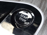 【プッシュスタート】キーが車内にあれば、エンジンの始動・停止はブレーキを踏んでスイッチを押すだけ!キーを取り出す手間を省き、ワンプッシュで操作するので簡単でスムーズ!