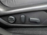 運転席はパワーシートです。シートポジションの微調整を簡単に行えます。