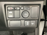 左側電動スライドドアは運転席から操作ができるよう、操作スイッチが付いています。VSA(ABS+TCS+横滑り抑制)解除などのオンオフスイッチも装備しています。