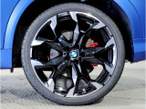 【BMWアロイホイル】軽量かつ強度に拘ったアロイホイル。走行性能ポテンシャルを引き出す設計。車の足元を引き締めてくれる大きなポイントはアロイホイルです。