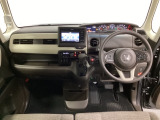 車内は光触媒抗菌消臭施工済です。インパネ周りはスタイリッシュなデザインで機能や装備も充実しています。グローブボックスやカップホルダーのほかにトレーなどたくさんの収納スペースが付いています。