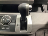 CVT車のセレクトレバーです。低速から高速まで、変速ショックのないスムーズな走りを実現するとともに、エンジン効率のよい領域を維持することで燃費にも貢献します。