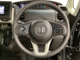ハンドルにHondaセンシング系のクルーズコントロールやレーンキープアシストなどのスイッチと、オーディオの操作スイッチが装備されています。ハンドルから手を離さず安全に操作できます。