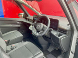 運転席まわりは視認性と操作性を考えたレイアウト。ハンドルヒーターとシートヒーターを装備しており、寒い季節でも快適なドライブをサポートします。