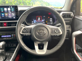 インテリアに合わせたデザインのステアリングは、運転される方のことも考え、運転しやすい形状、大きさです。是非一度、実際に触ってお確かめください。