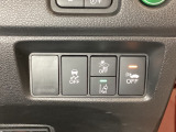 Hondaセンシング用の、VSA(ABS+TCS+横滑り抑制)解除と路外逸脱抑制機能のオンオフスイッチなどはハンドルの右側に装備しています。