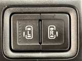 両側パワースライドドアを採用しており、運転席から簡単に開閉操作が可能です。駐車場や狭い場所でも扱いやすく、乗車時・降車時の負担を軽減します。