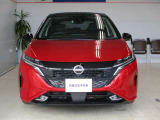 日産らしさを引き立てる大きなVモーショングリル。バンパーはエアロ形状で左右のダクトは空力を考え設計されています。