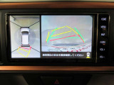パノラミックビューモニターを装備。車を真上から見るように周囲を確認できます。機能の詳細は販売店スタッフまでお尋ねください。