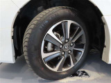 タイヤサイズは205/60R16。純正アルミホイール付き!