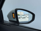 ●アウディサイドアシスト『後方の死角を並走する車両を検知しドアミラーの内側のLEDが点灯。ドライバーに注意を促し事故を未然に防ぐシステムです。』