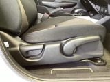 シートハイトアジャスターが付いているので運転姿勢を調整するのに便利ですね。身長に合ったシートポジションは安全運転や疲労軽減にもつながります。