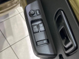 【電動格納ミラー】サイドミラーは電動格納式となっており、狭い駐車場でもキズがつくリスクを抑えられます。