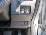 運転席側からスライドドアをボタン操作で開閉することができます。
