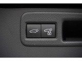 【クローザー】 スイッチを押すと電動でバックドアが閉まります。