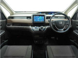 ◆視界広々で非常に運転しやすくロングドライブでも疲れを感じさせないすっきりとまとまったインパネ周りです。