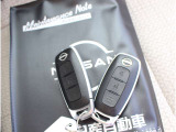 インテリジェントキー(運転席・助手席・バックドア感知、キー2個)はリクエストスイッチを押すだけで、ドアのロック/アンロックが可能です。