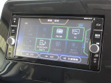 ナビゲーションは純正メモリーナビ(MM317D-W)を装着しております。AM、FM、CD、DVD再生、Bluetooth、音楽録音再生、フルセグTVがご使用いただけます。