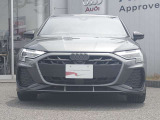 シングルフレームグリルはAudiの象徴的なデザイン要素であり、一目でAudiとわかるスタイル、大きくて迫力のある形状が車のスポーティな印象を強調しており、魅力的なデザインとなっています。