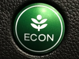 ★ECONスイッチ★ エコドライブを加速しよう!スイッチをONにすると、運転の仕方によるロスを抑え込み燃費をよくするようクルマが頑張ります(*^ー^*)燃費向上にチャレンジ♪
