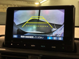 リバースギアに入れるだけで後方の表示へ切り替わります。夜間や雨の日の駐車も楽になりますよ。
