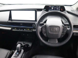 視線を前方に誘導する、トップマウントメーターを起点とし、安全確認がしやすく、運転に集中できる構成に。最大限走りの良さを楽しむことができます。
