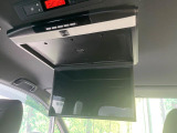 【フリップダウンモニター】大画面モニターで後席でもエンタメをお楽しみいただけます。小さなお子様にも大人気の装備です♪