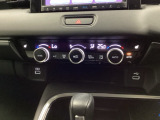 運転席・助手席、それぞれで温度調節が可能なオートエアコンです。シートヒーター付きなので、寒い日も快適です。