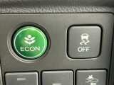 エンジンやエアコンなどを協調制御し燃費の向上に有効なECONスイッチ、車がカーブの外側へ膨らんだり内側へ巻き込んだりする挙動を防止し安定した走行をサポートする横滑り防止装置付きです!