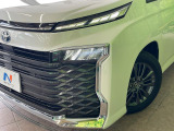 【LEDヘッドライト】悪天候や夜間走行時も良好な視界を確保し安心して運転できる高輝度LEDヘッドライトを装備!点灯速度が早く、消費電力も抑えられています。