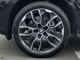 BMW純正22インチホイール。洗練されたデザインで、足元の個性を引き立てます。