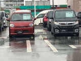 フロントガラスへの投影型であるヘッドアップディスプレイ。車速や交通標識、ナビゲーションの案内などの情報が映し出されます!