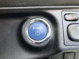 エンジンスタートスイッチです。キーが車内にあれば、エンジンの始動や停止はスイッチを押すだけ!キーを取り出す手間を省き、ワンプッシュで操作できるので簡単でスムーズです。