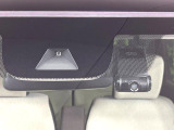 【ホンダセンシング】走行中に前方の車両等を認識し、衝突しそうな時は警報とブレーキで衝突回避と被害軽減をアシスト。より安全にドライブをお楽しみいただけます。